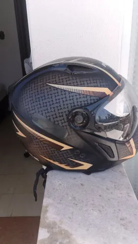 Capacete peels semi-novo