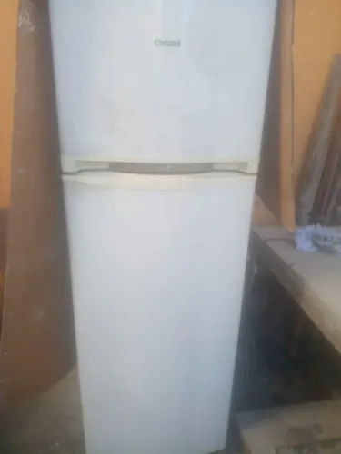 Vendo geladeira toda boa gelando muito