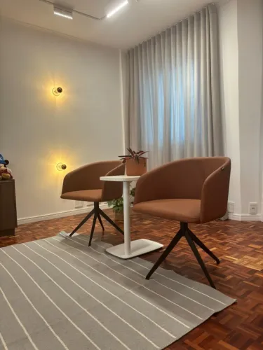 Poltrona em Courino Terracota - Giratório com pés metálicos pretos (valor unitário)