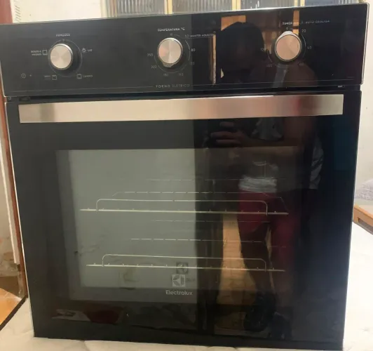 Forno microondas, fogão de indução e forno elétricos.