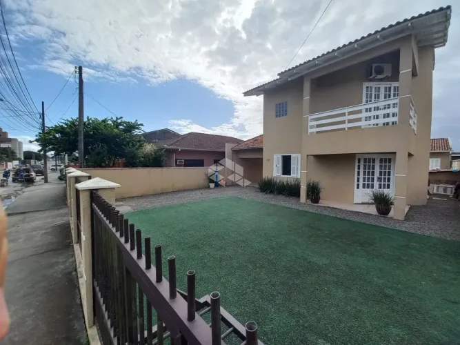Linda casa sozinha no terreno com 2 quartos amplos e edícula nos fundos