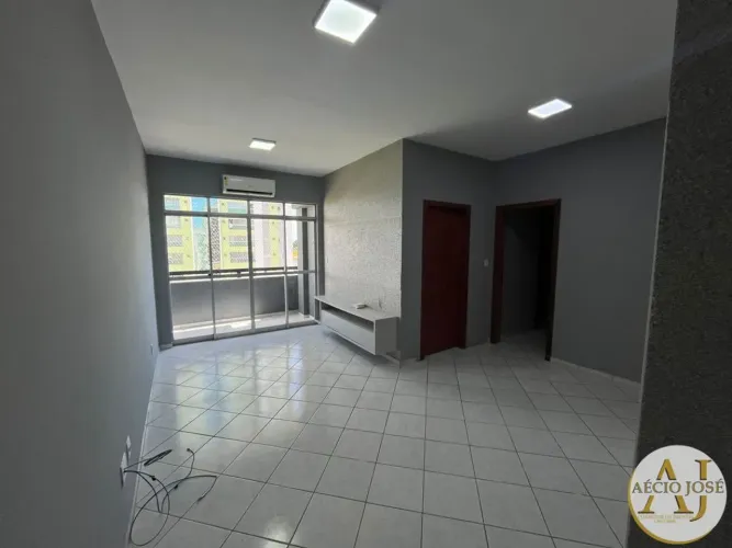 Apartamento amplo para locação no Edifício Tupinambás