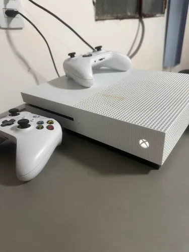Xbox One s 1T + 2 controles + 90 jogos