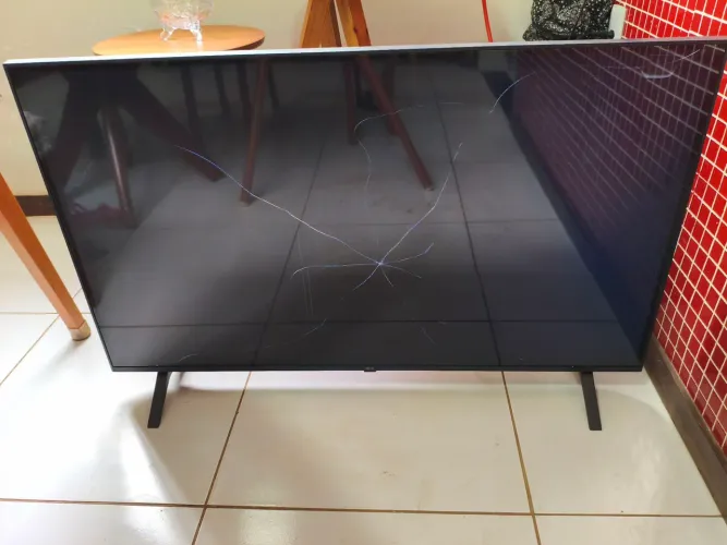 TV LG 43" tela trincada (SUCATA)
