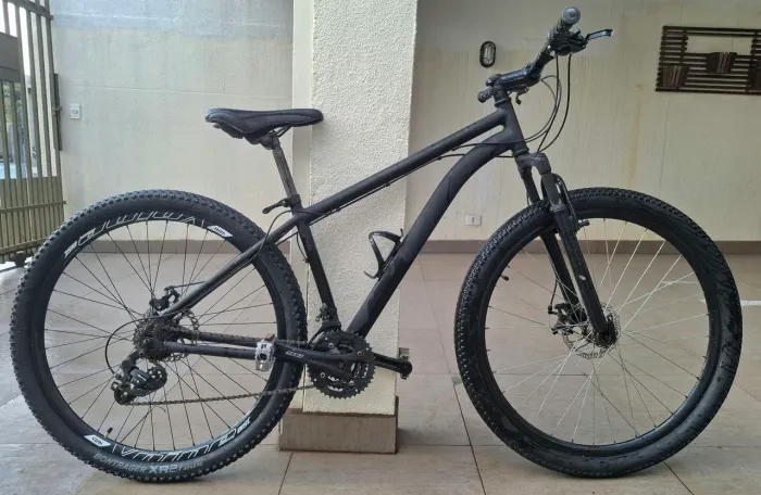 Bicicleta Aro 29 Alumínio Preta Fosca - 21 Marchas e Freio a Disco - Quadro 17