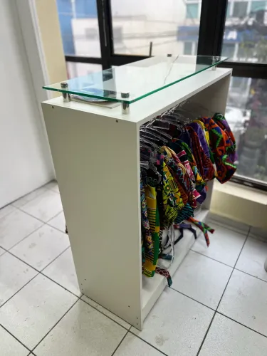 Balcão arara com vidro MDF branco