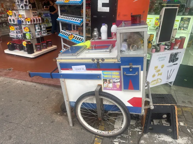 Carrinho de sorvete pronto 