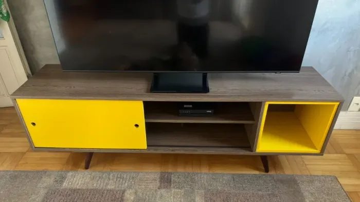 Rack para TV Estilo Retrô Amadeirado com Detalhes Amarelos