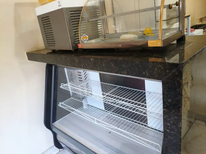 Freezer Expositor Refrigerado ( Bolos e Tortas ) 1,25 .