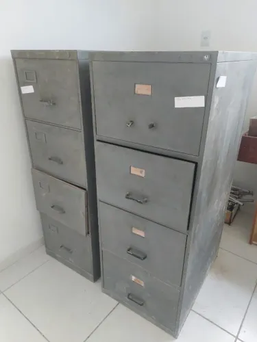 Armário de aço com 4 gavetas