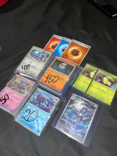 KIT POKÉMON TCG - 270 CARTAS FOILS/REVERSE + 2 PROMOS CHIKORITA + STEELIX 150/132