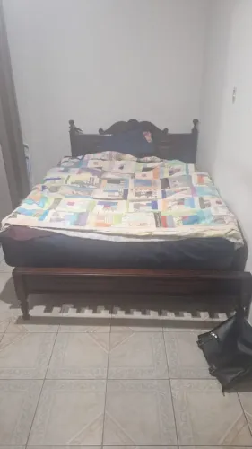 Cama de casal com colchão queen