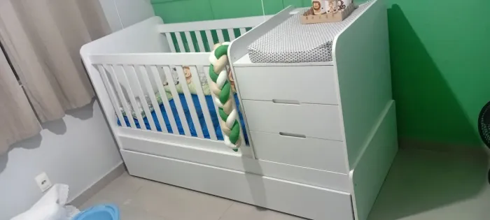 Berço com cama colchão e gavetas.