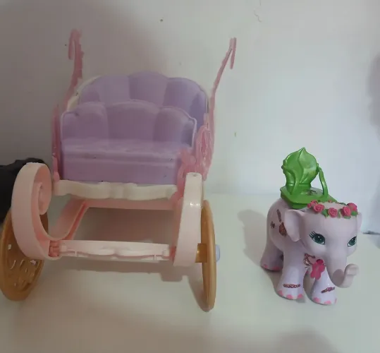 Lote Barbie, carruagem princesa e plebeia e elefantinho princesa da ilha 