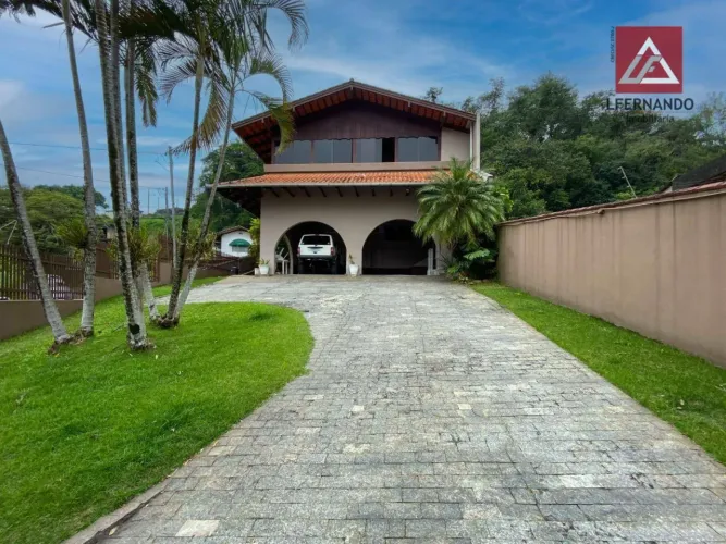 Casa com 3 dormitórios, sendo 1 suíte à venda, 261 m² por R$ 1.350.000 - Velha - Blumenau/