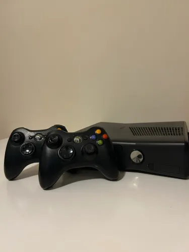 Xbox 360 com 2 controles