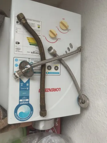 Aquecedor de água a gás da marca Lorenzetti.