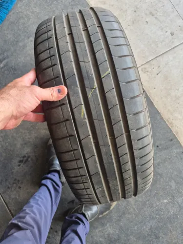 Um pneu 225/40/19 pirelli vulcanizado (280 esse ja é o menor preço