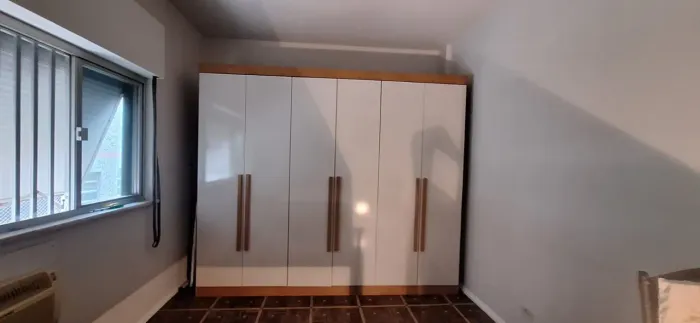 Armário de 6 portas em MDF com 2,30 x 2,70 x 0,52 m, em ótimo estado de conservação.
