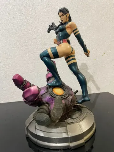 psiloke X-Men kotobukyia com detalhe sem a lâmina da espada na escala1/8.