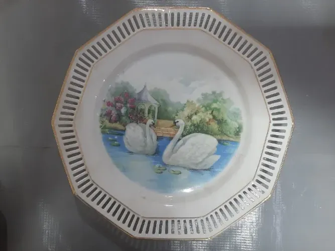 Prato decorativo antigo de porcelana da marca alemã Schumann Bavaria -borda vazada - 23 cm