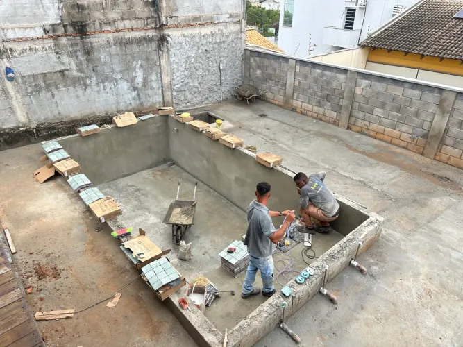 Restauramos ou construímos sua piscina !