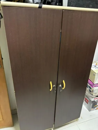 Armário 2 portas, várias prateleiras, super espaçoso, excelente para guardar tudo!! 