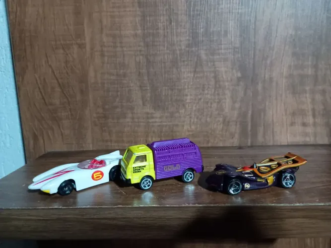 3 carrinhos hot  Wheels usados na condição das fotos 