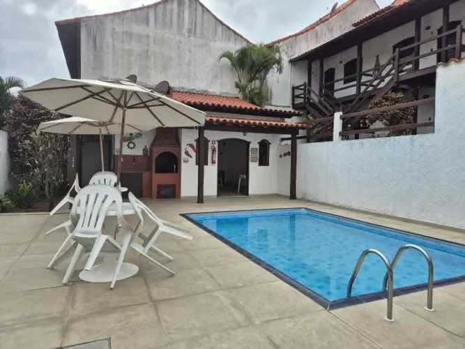 Casa em Cabo Frio com 3 quartos em condomínio com piscina