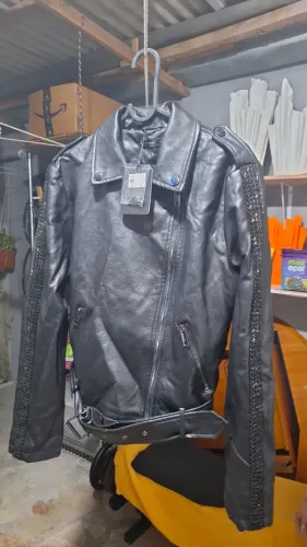 Vendo essa jaqueta ainda nunca usada