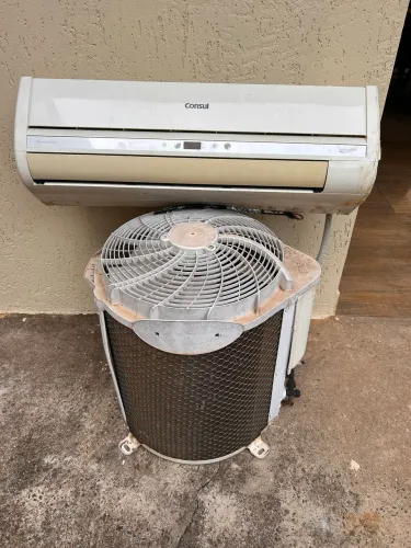 Aparelho ar-condicionado split, 9.000 BTUs, 220 V, com mais de 5 anos