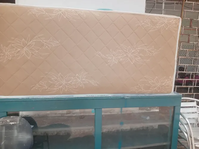VENDO UMA CAMA BOX SOLTEIRO DE MOLA NOVINHA