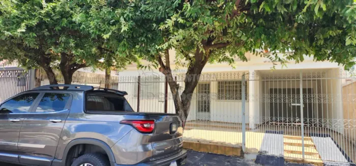 Casa Residencial para Venda com 3 Dormitórios no bairro Vila Curti