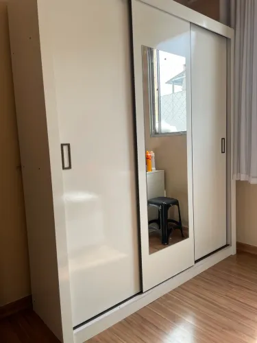 Guarda Roupas com Espelho