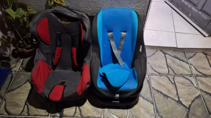 Cadeirinha de criança as 2 são 250