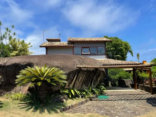Linda casa integrada à natureza no condomínio Ponta da Sela