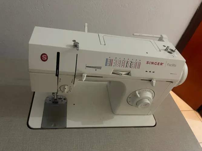 Máquina de costura e bordado Singer Facilita com mesa