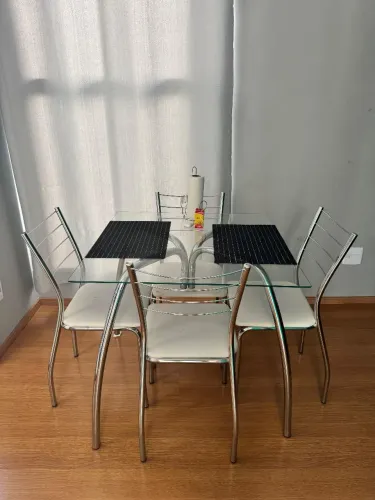 Mesa de Vidro com 4 cadeiras 