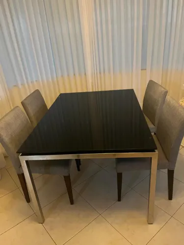 Mesa de Jantar Vidro Preto e Inox + 4 Cadeiras Linho Cinza