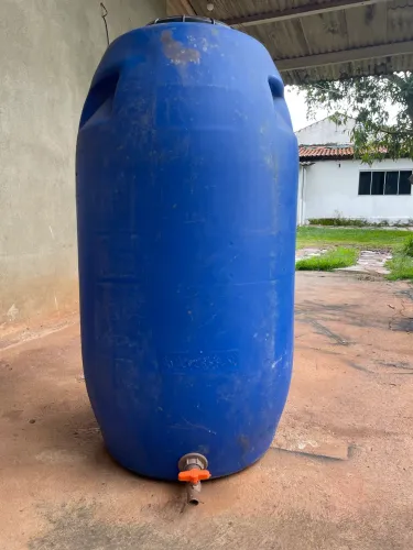 Bombona Plástica 240 Litros com Torneira - Ótimo Estado