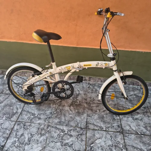 Bicicleta dobrável ( o pneu traseiro tá furado)