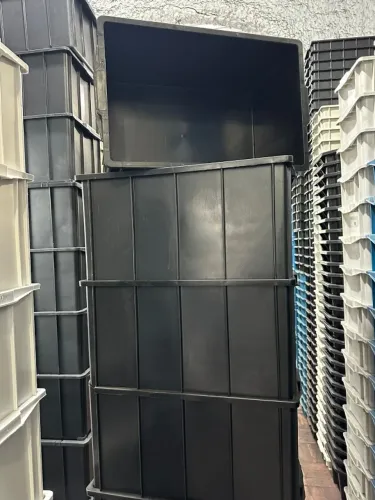 Caixa plástica fechada industrial 61lts Mod.1035 cor preta