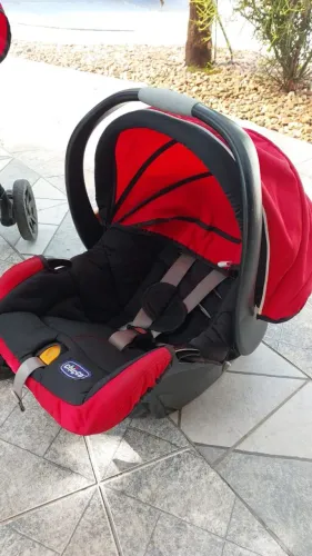 Carrinho de bebê marca Chicco.