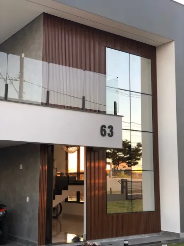 Portas e janelas de vidro temperado e esquadrias de alumínio