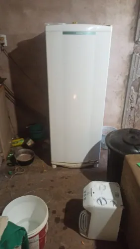 Vendo geladeira quebra galho funcionando normalmente