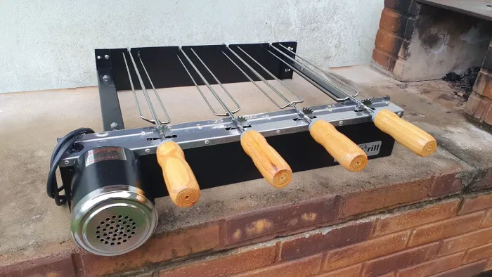 Churrasqueira Giratória Grill Kit 4 Espetos Cror Preta 127/220V