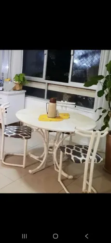 Mesa com 5 cadeiras mármore