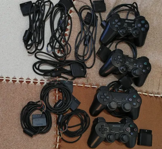 LOTE de CONTROLES compatíveis PS2 e PS3 e CABOS no ESTADO
