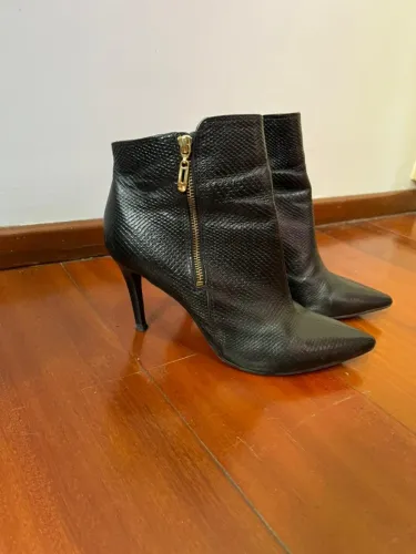 Bota Feminina Jorge Bischoff Cano Baixo Salto Fino preto
