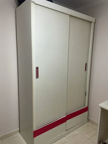 Guarda roupa solteiro e escrivaninha